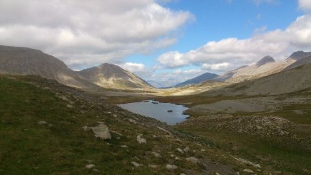 Du col de Lignin, on aperçoit enfin le lac.