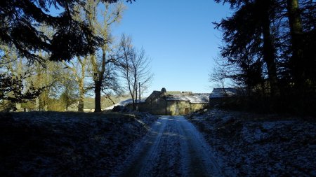 En arrivant au château de Joux.