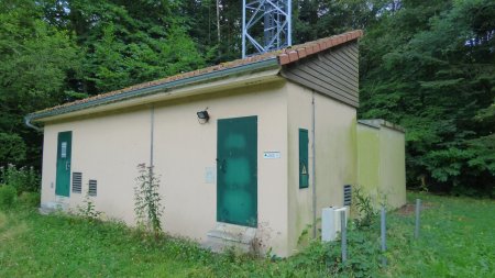 On prend à gauche en pasant devant le local technique