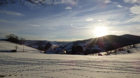 16h17. Le soleil ne va pas tarder à se cacher derrière la Roche du Corbeau.