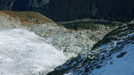 Le front du glacier et le hameau de La Gurraz en contrebas.