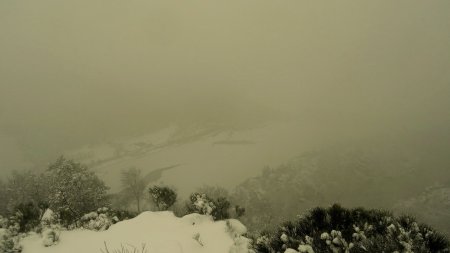 Malgré le brouillard, on peut apercevoir le lac 275m plus bas.