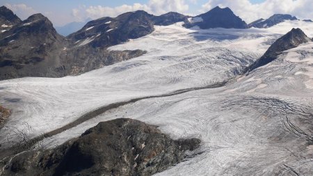 Belle moraine médiane du ghiacciaio del Rutor, à la confluence des 2 langues glaciaires qui s’écoulent de part et d’autre des Vedettes del Rutor.