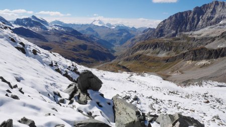 Descente dans la neige, sous le Col de la Galise.