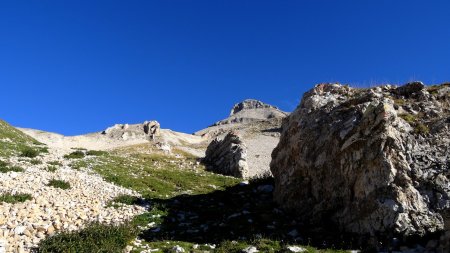  Montée vers la zone d’éboulis.