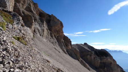 Sommet de l’éboulis et arrivée sous la barre rocheuse.