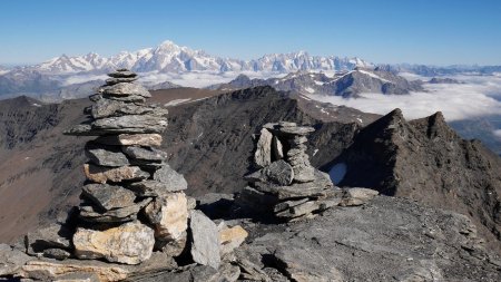 Cairns et Mont Blanc, la mer de nuages se dissipe.