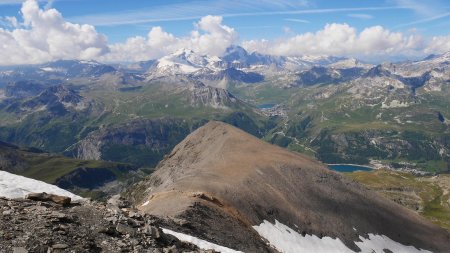 En amont du grand replat sur l’arête. Ce replat est souvent utilisé comme aire de bivouac.