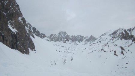 Derrière, les Aiguilles de Chambeyron