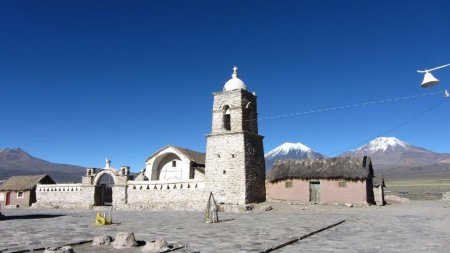 Eglise de Sajama, avec les volcans Parinacota et Pomerape en arrière plan