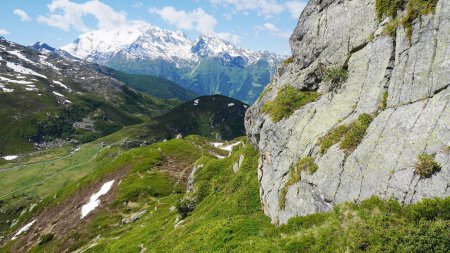 Sentier plus rocheux après l’arête.