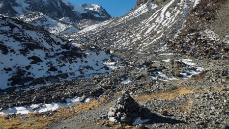 Cairn à l’entrée du vallon glaciaire.