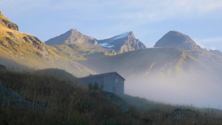 Chalet de la Tuilière avec les Aiguilles Rousses et l’Ouille de Gontière en arrière plan.