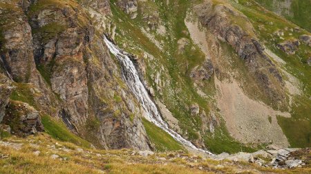 Vue plongeante sur la cascade du Montet.