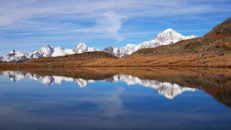 Lago Grigio, avec l’Aiguille des Glaciers, les Aiguilles de Tré la Tête et le Mont Blanc.