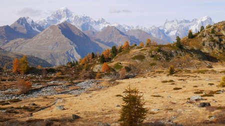 En contrebas, l’extrémité sud du plateau sur lequel se trouve le lago del ghiacciaio.