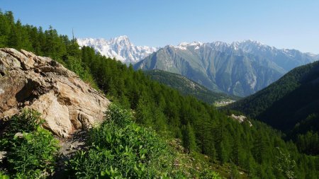 Vue dégagée avant d’arriver au Lago d’Arpy.