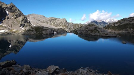 Vue à partir de la rive est du lac.