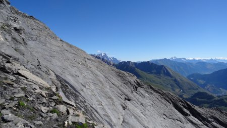 Les Grandes Jorasses apparaîssent.