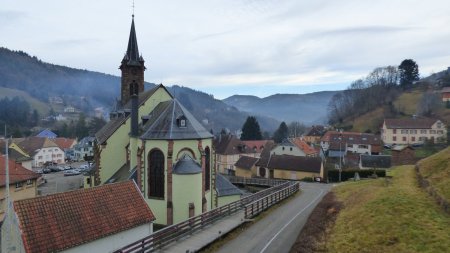 Pour revenir jusqu’à l’aile sud de l’Église, on emprunte une passerelle en bois en guise de trottoir.