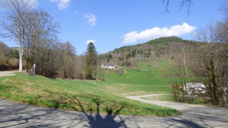 Grand Faudé et Tour du Faudé depuis le virage en épingle à côté du Stade de la Camme.