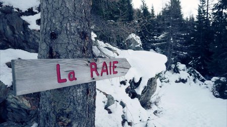 Départ du sentier de descente, tout de suite à gauche en arrivant au parking des Coleurs.