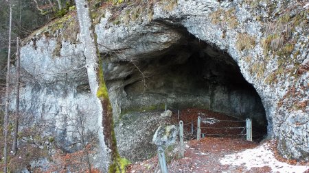 Accès de la Grotte aux Fées.