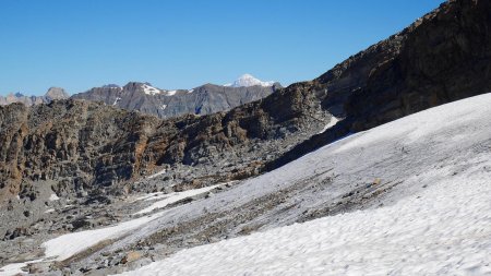 En montée sur le glacier de Derrière les Lacs, le Mont Blanc apparaît.