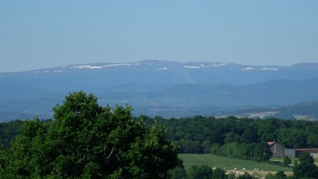 Zoom sur Pierre-sur-Haute où quelques névés tentent de résister.