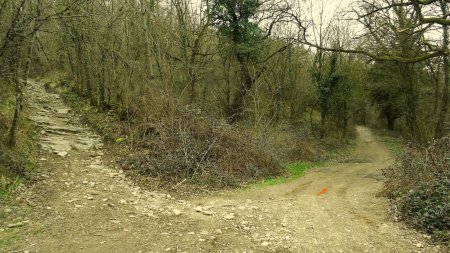 De suite après le pont, le carrefour des Ponçonnières.