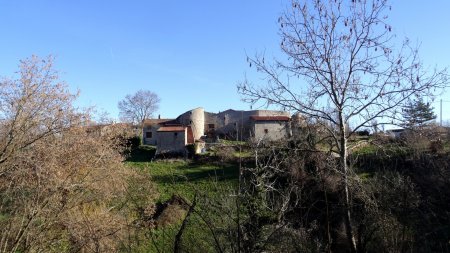 En s’éloignant du hameau.