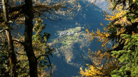 Hameau du Planay sur le versant opposé.