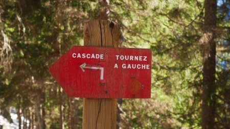 Panneau indiquant le départ du sentier d’accès à la cascade.