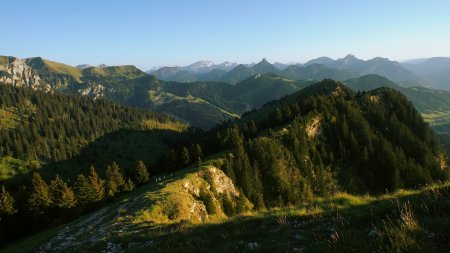 Vue arrière sur la crête des Mémises et le Chablais.