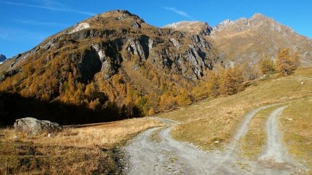 Mont Laityre en vue  (centre de la photo), on prend le chemin de gauche.