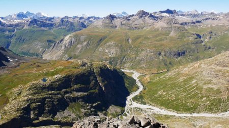 En contrebas, la confluence de l’Arc et du ruisseau de la Reculaz.