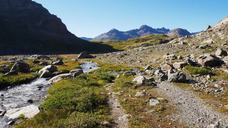 Plan des Évettes, sente marquée après le lac.