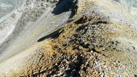 Trace de descente pour contourner la tour rocheuse en versant Ouest. 