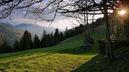 Descente sur le sentier des Boëdets, au lieu-dit Champ Plan.