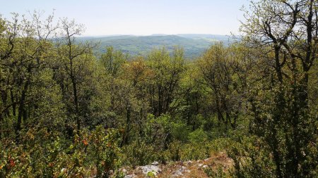 Sur le sentier de crête, la vue se dégage peu à peu.