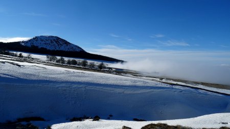 Petite ravine pleine de neige.