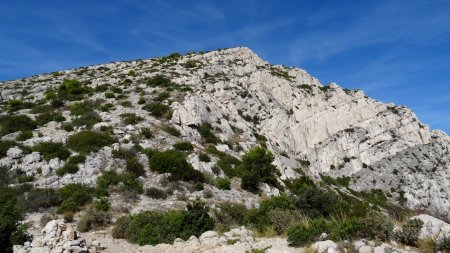 La dernière pointe de la crête de Morgiou, très raide à descendre et dont nous allons éviter la remontée...