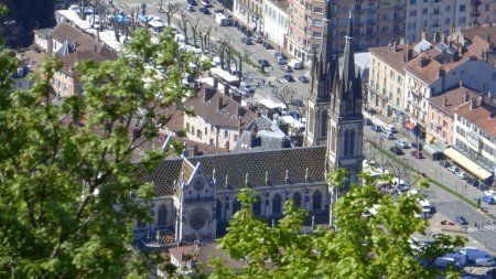 Zoom sur la cathédrale de Voiron