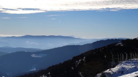 Le mont Mézenc ferme l’horizon.