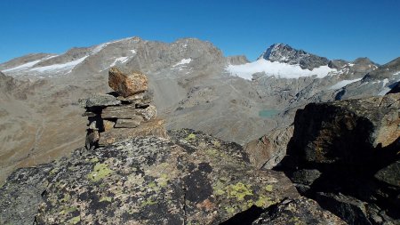 Cairn du Sommet Ouest avec les Levannas en arrière plan.