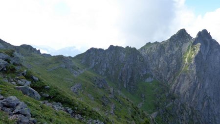 Arrivée sur le col de Montjoie, à droite Roche Bénite