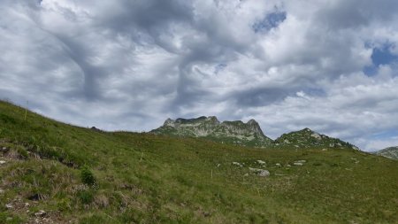 12h00, de gros nuages arrivent sur Combe Bronsin...