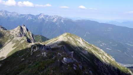 Le petit sommet dominant la vallée et Epierre