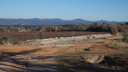 Le carrefour près du pont, après la sortie du canal à l’air libre.