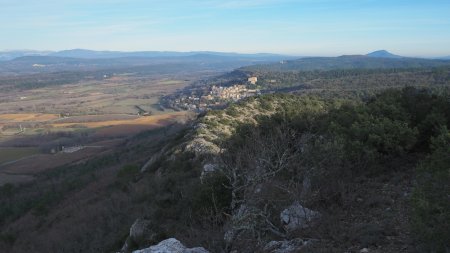 On descend maintenant sur la crête, face au village d’Esparron.